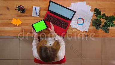 年轻白种人在平板电脑上打字的特写镜头，绿色彩屏坐在